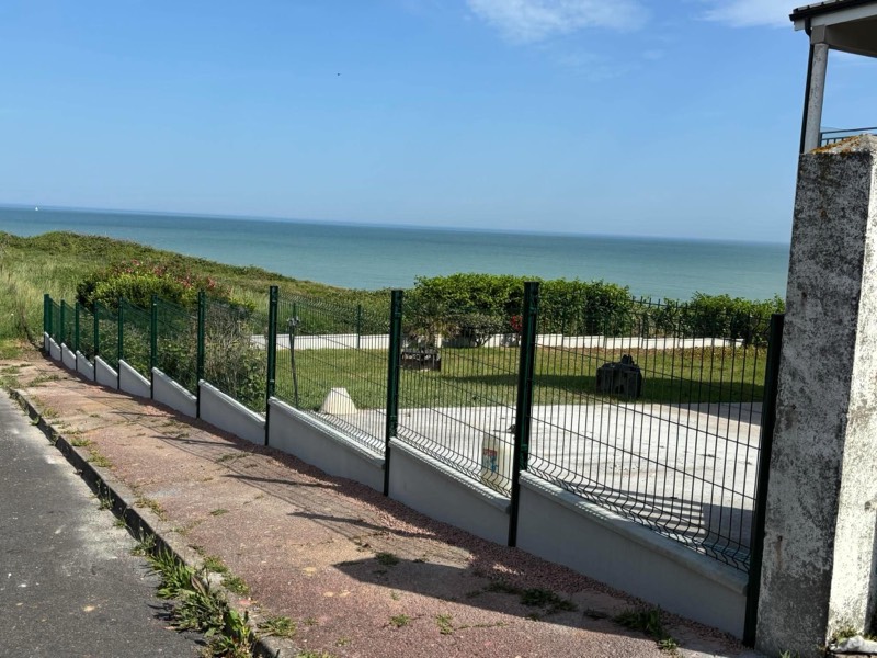 Avec plaques de soubassement à Quiberville (Seine-Maritime) — réalisation Clôtures Tropardy (clôture rigide avec plaque de soubassement béton), réf. 02